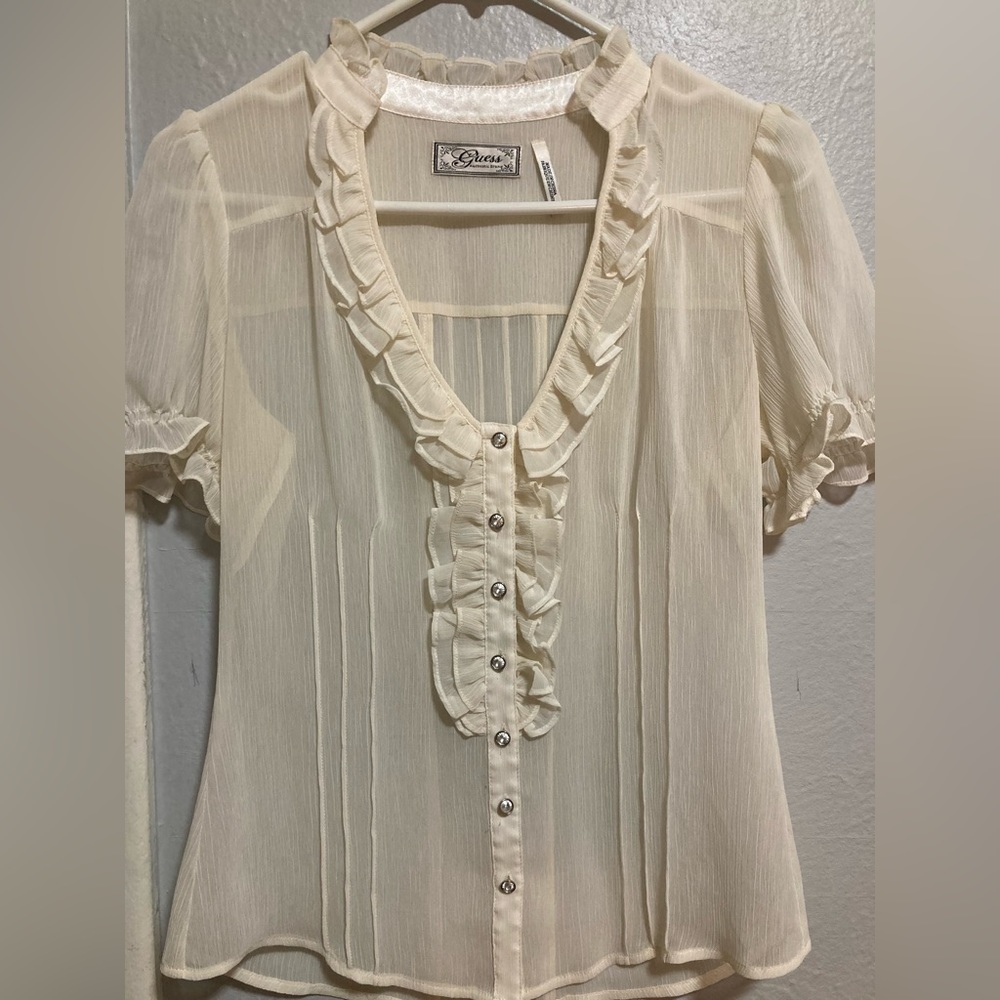 Guess ruffle short sleeve blouse 
Size: Small